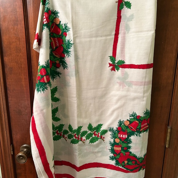 VTG pretty Cotton printed Christmas Tablecloth. Unbranded. - Picture 2 of 6